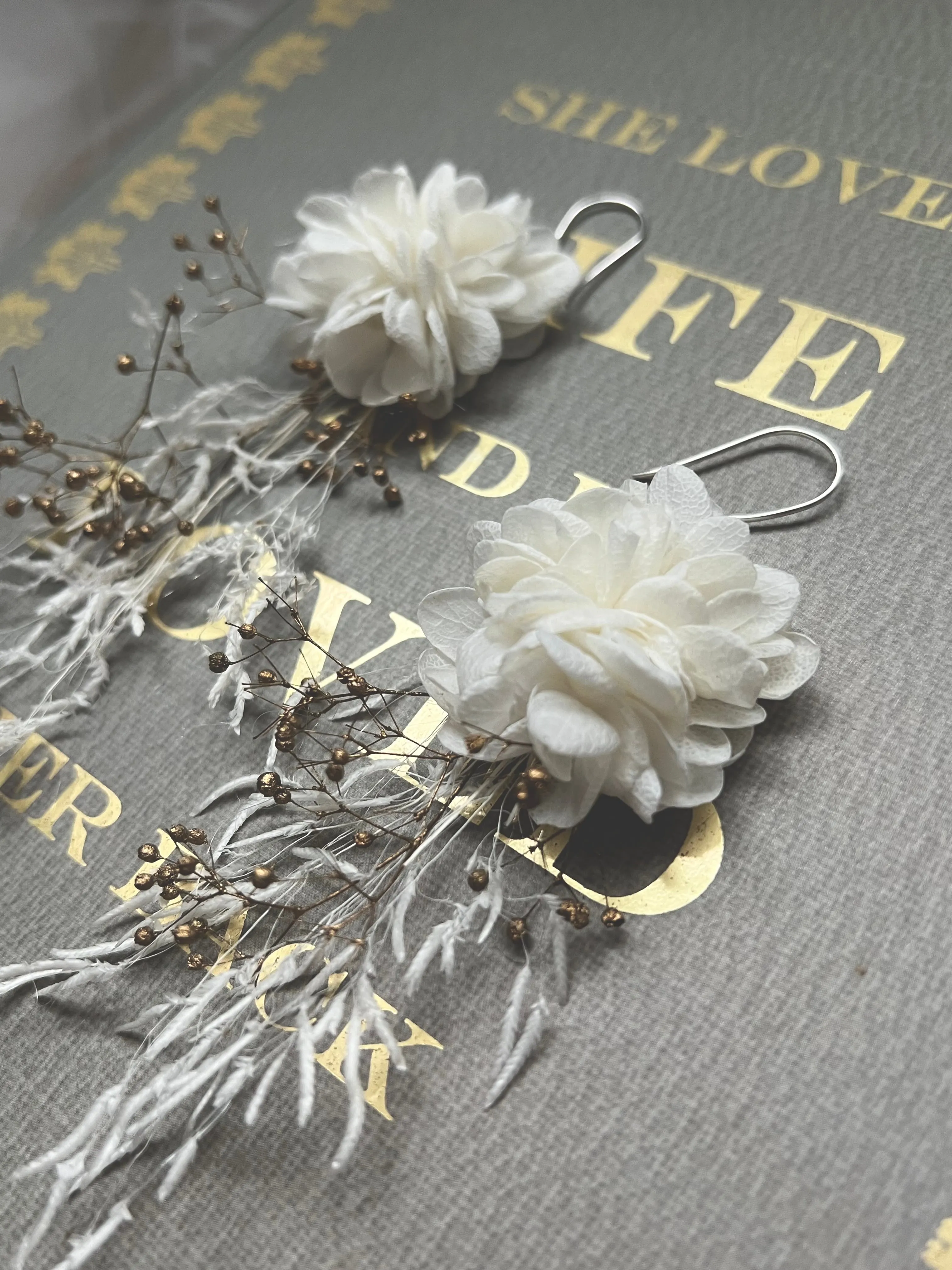 Bridal Earrings, White Flower Earrings, Dried Flower Earrings for Bride, Floral Bridal Jewelry, Handmade Boho Wedding Dangle Flower Earrings