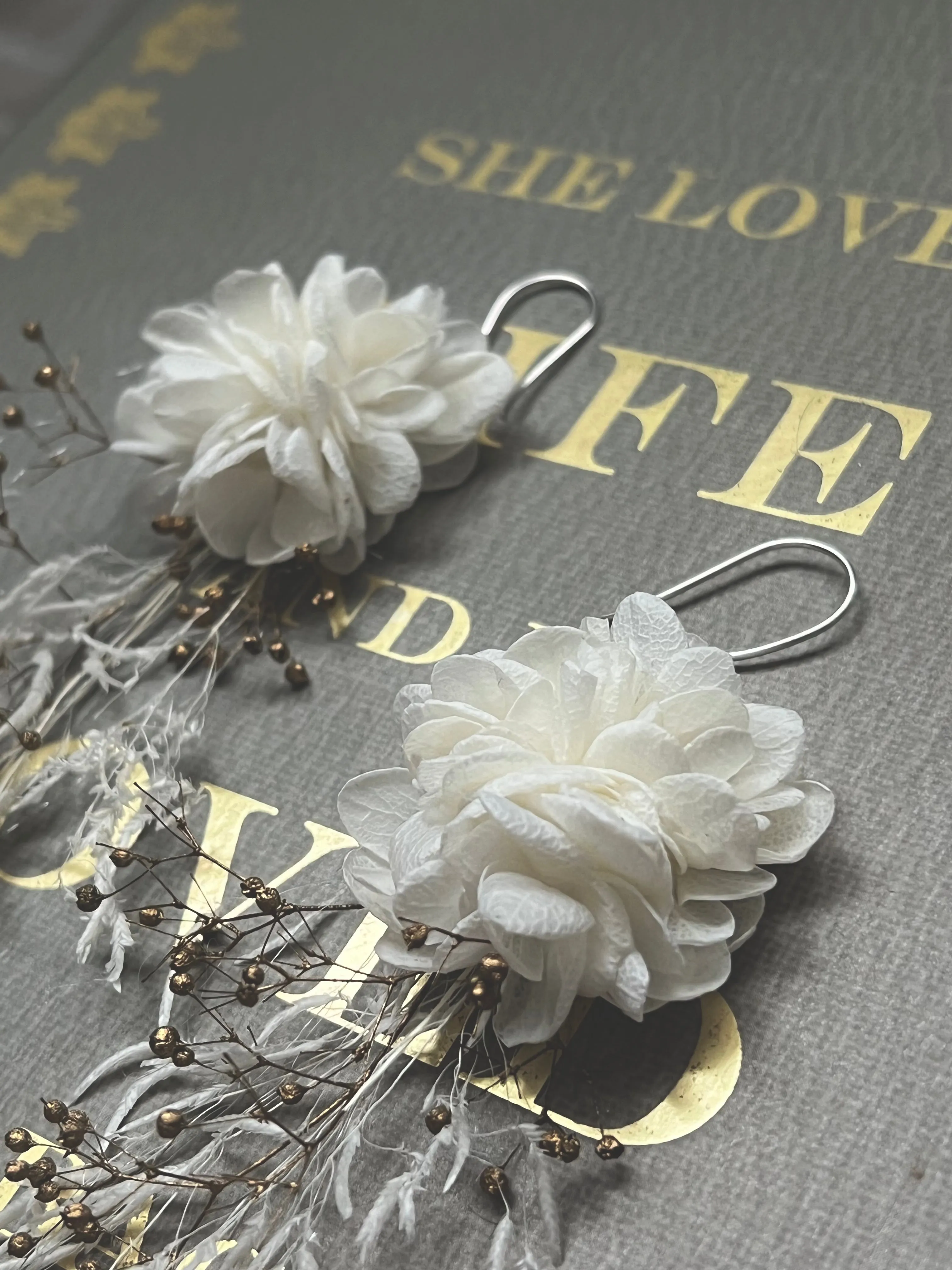 Bridal Earrings, White Flower Earrings, Dried Flower Earrings for Bride, Floral Bridal Jewelry, Handmade Boho Wedding Dangle Flower Earrings