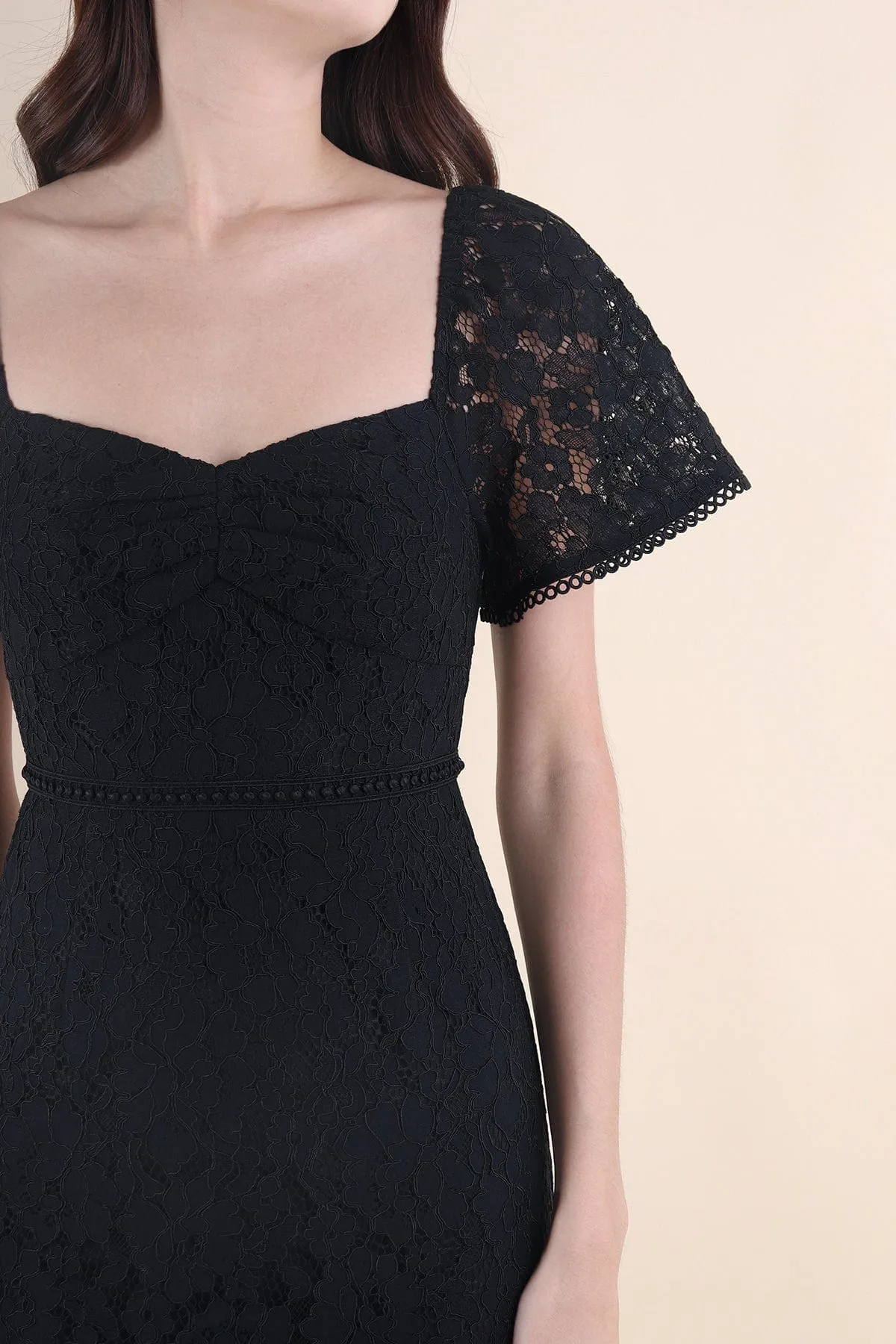 GEMMA LACE MERMAID DRESS IN BLACK